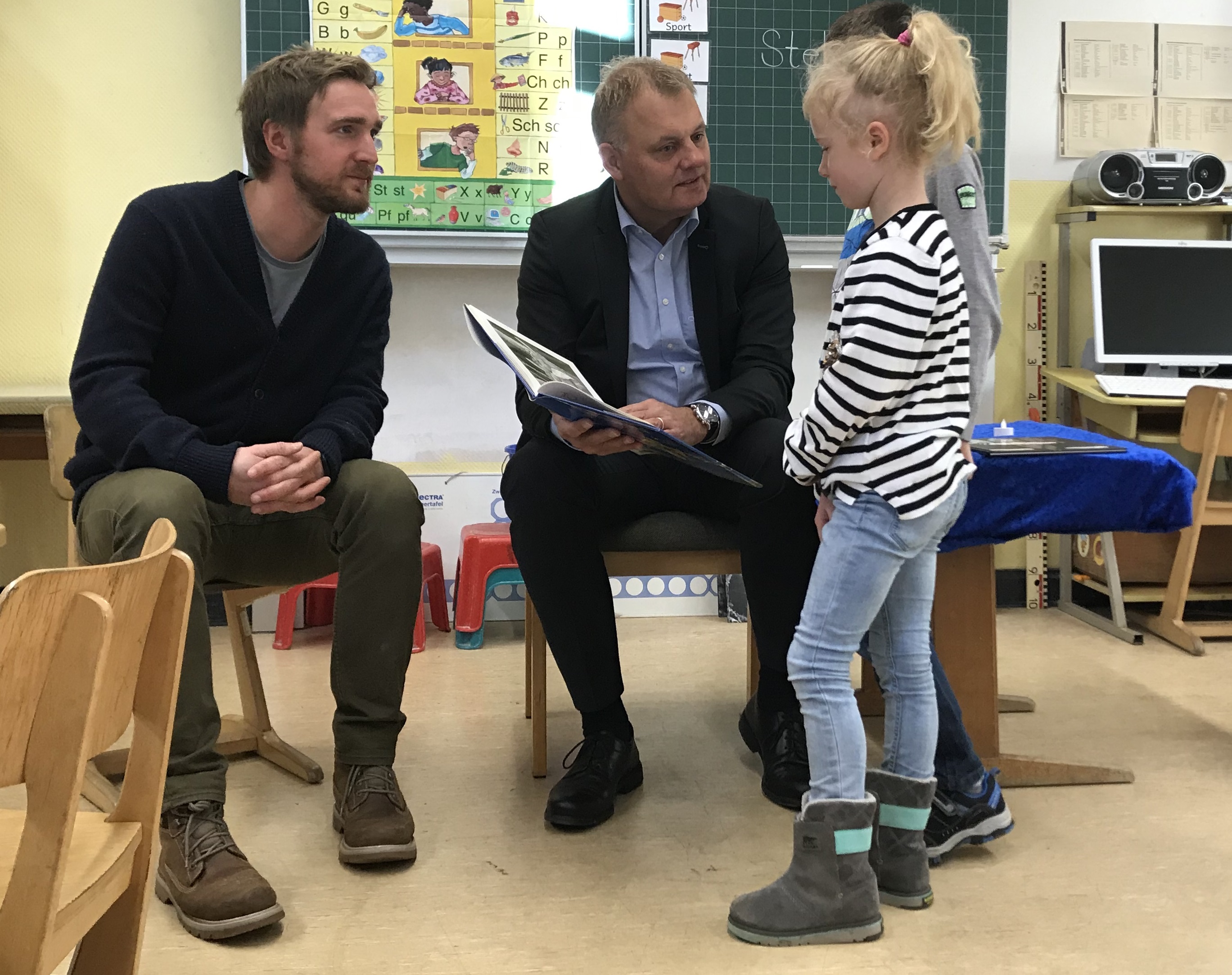 Vorstandsvorsitzender Andreas Otto erzählte in der Mannesmann-Schule in der Klasse von Markus Ziehr die Geschichte von „Stellaluna“.